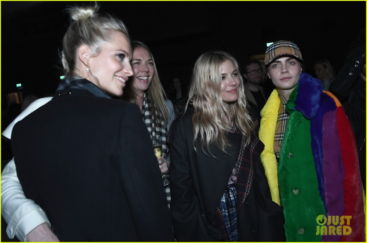 cara delevingne returns to the runway in burberry fashion show 10