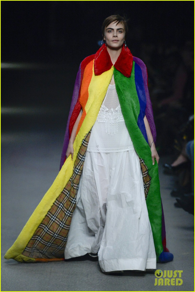 cara delevingne returns to the runway in burberry fashion show 11