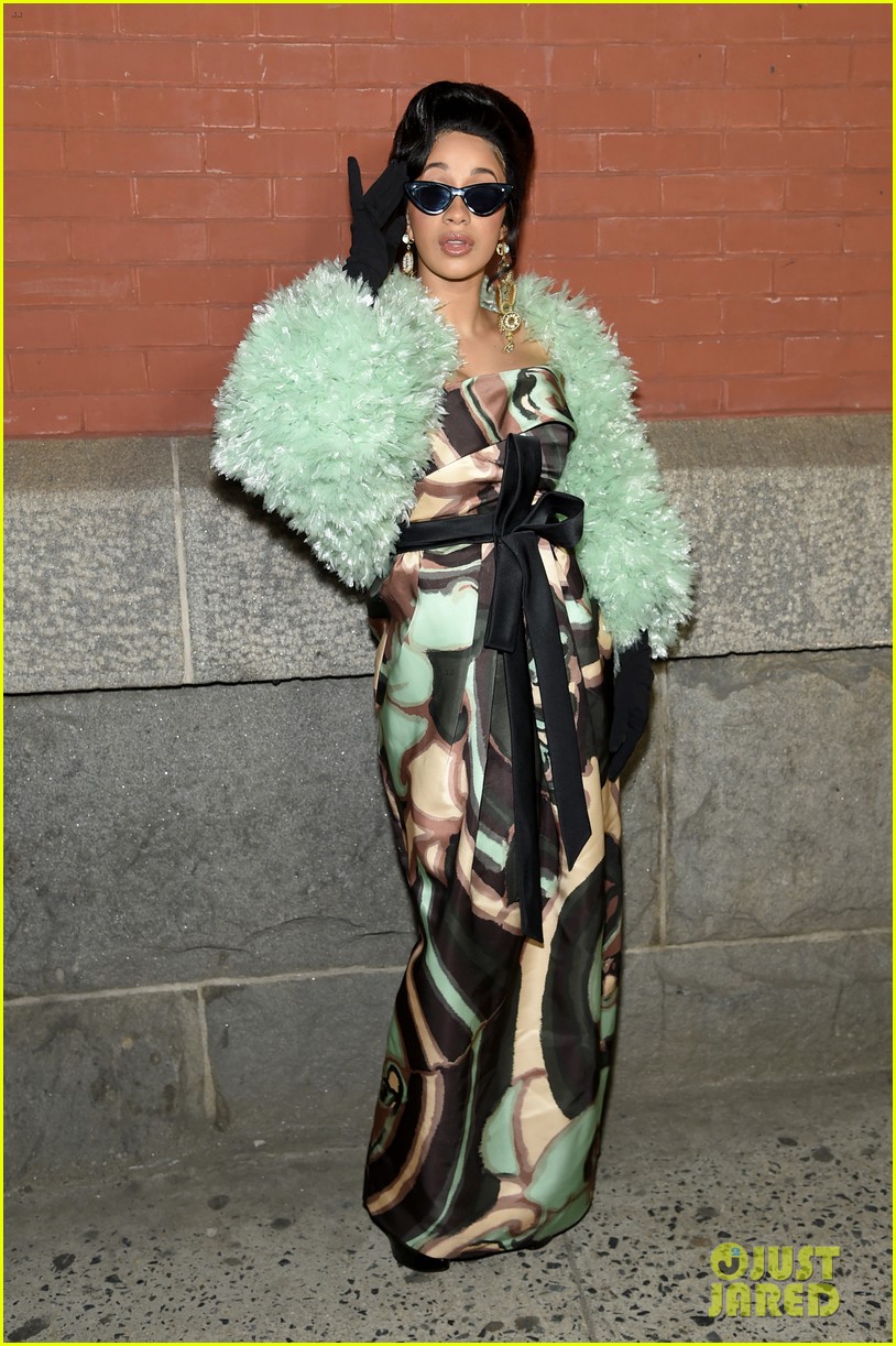 cardi b is glam in green at marc jacobs fashion show 27