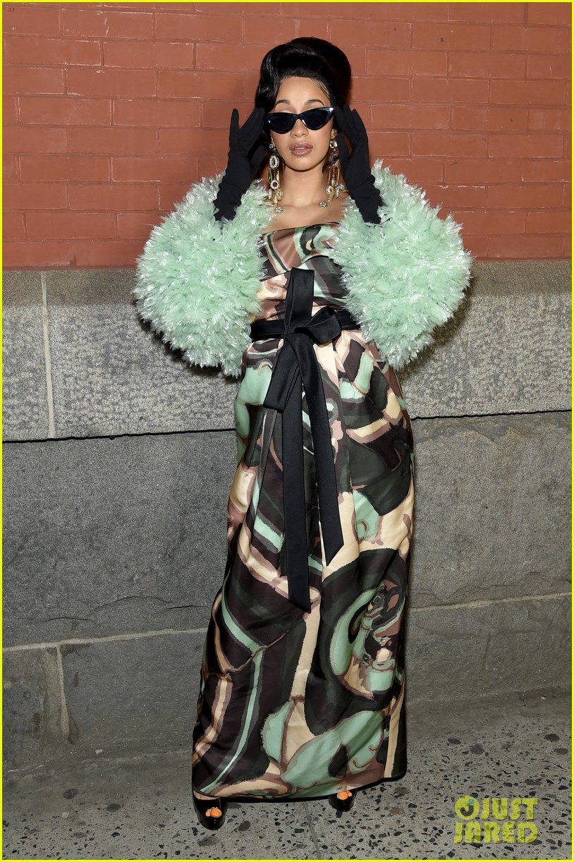 cardi b is glam in green at marc jacobs fashion show 28