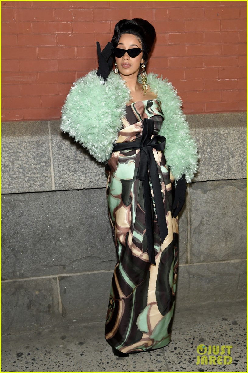 cardi b is glam in green at marc jacobs fashion show 32