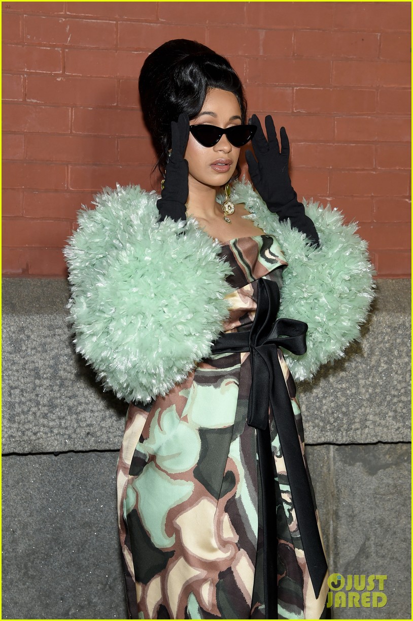 cardi b is glam in green at marc jacobs fashion show 33