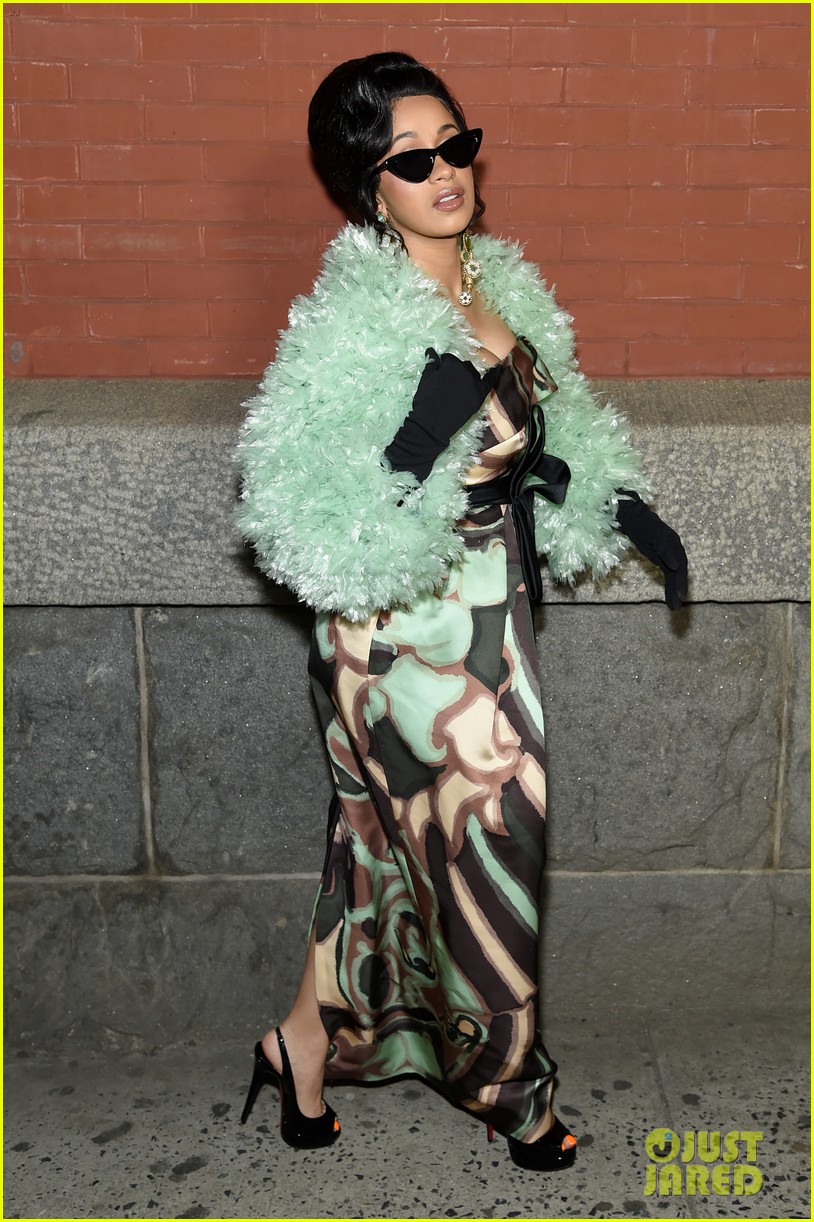 cardi b is glam in green at marc jacobs fashion show 34