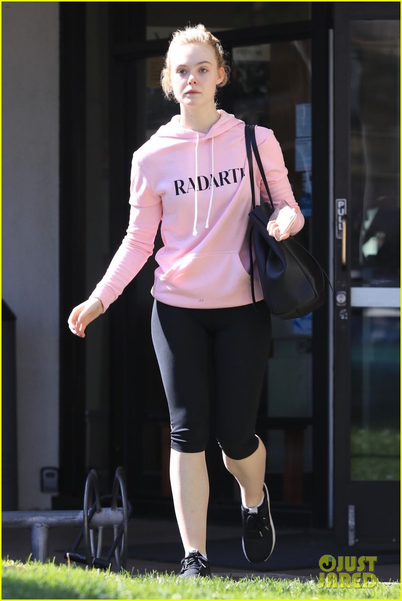 elle fanning wraps up a morning workout in studio city 08