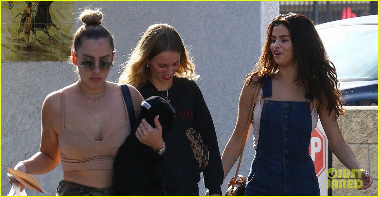 selena gomez stuns in denim overalls while out to lunch 01
