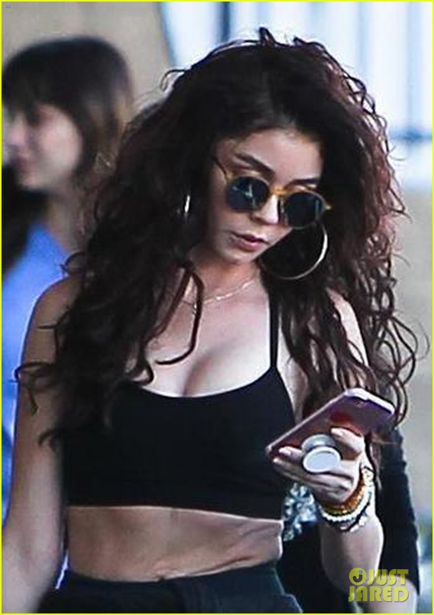 sarah hyland flashes toned tummy after workout session 01