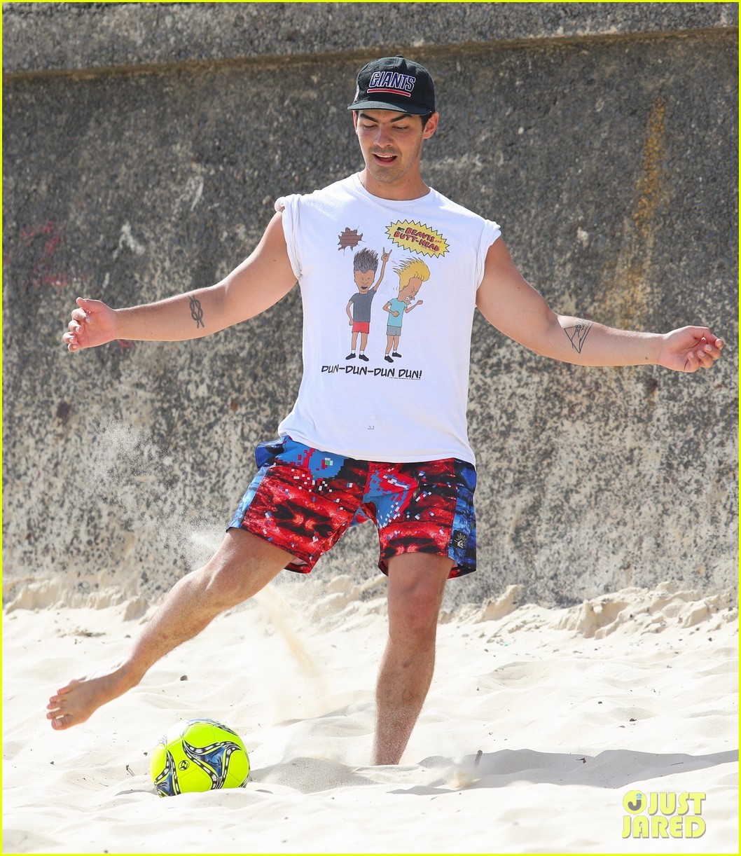 joe jonas plays soccer on the beach in sydney 40