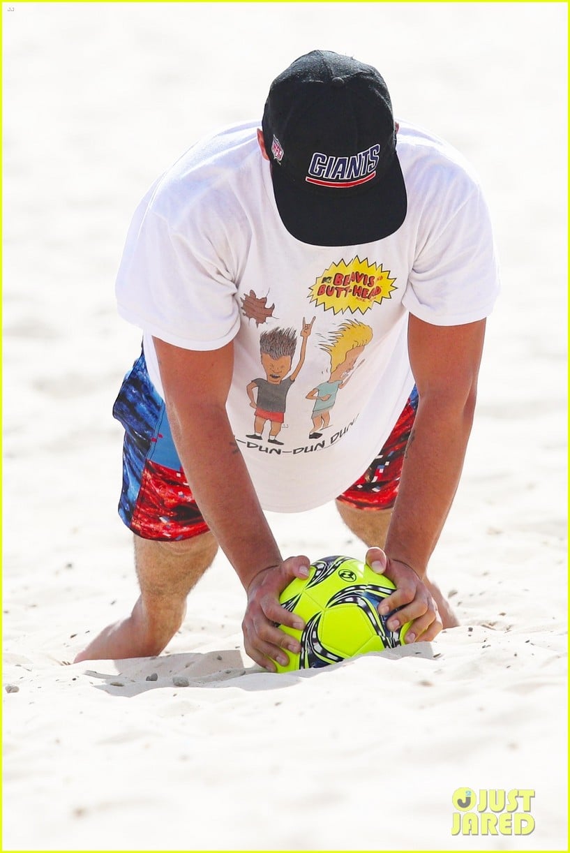 joe jonas plays soccer on the beach in sydney 48