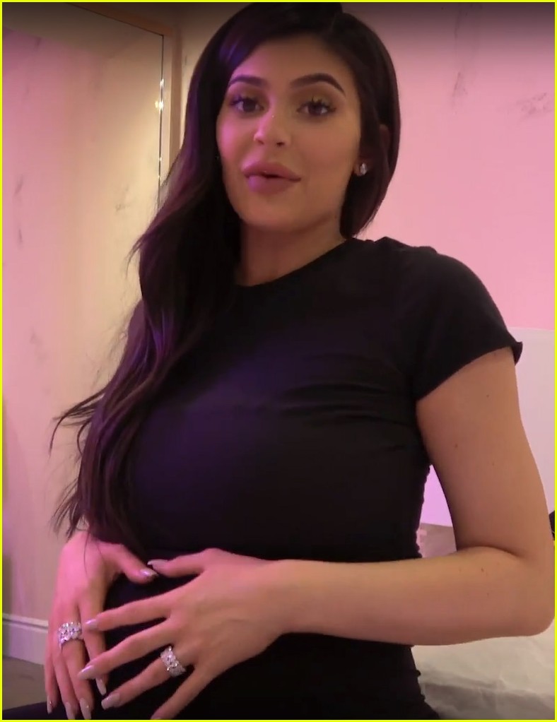kylie jenner gives birth 01
