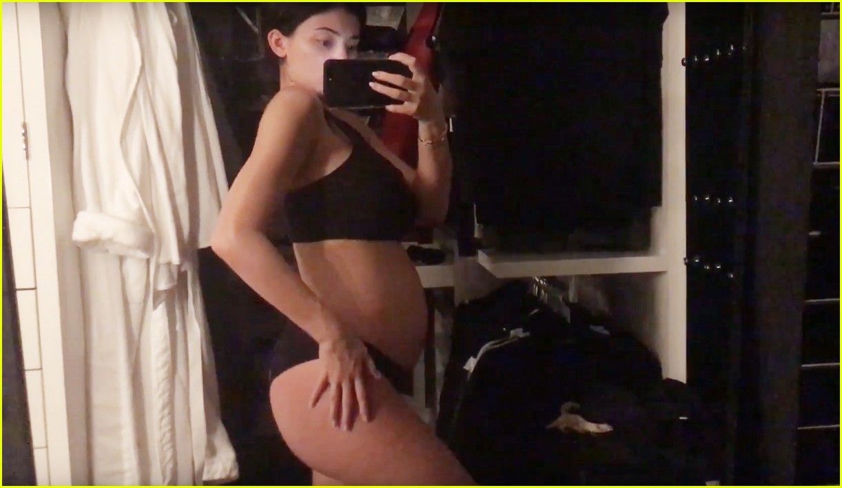 kylie jenner gives birth 11
