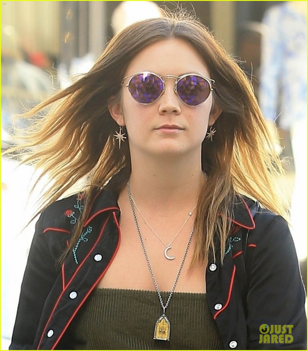 billie lourd steps out after honoring mom carrie fishers posthumous grammy win 01