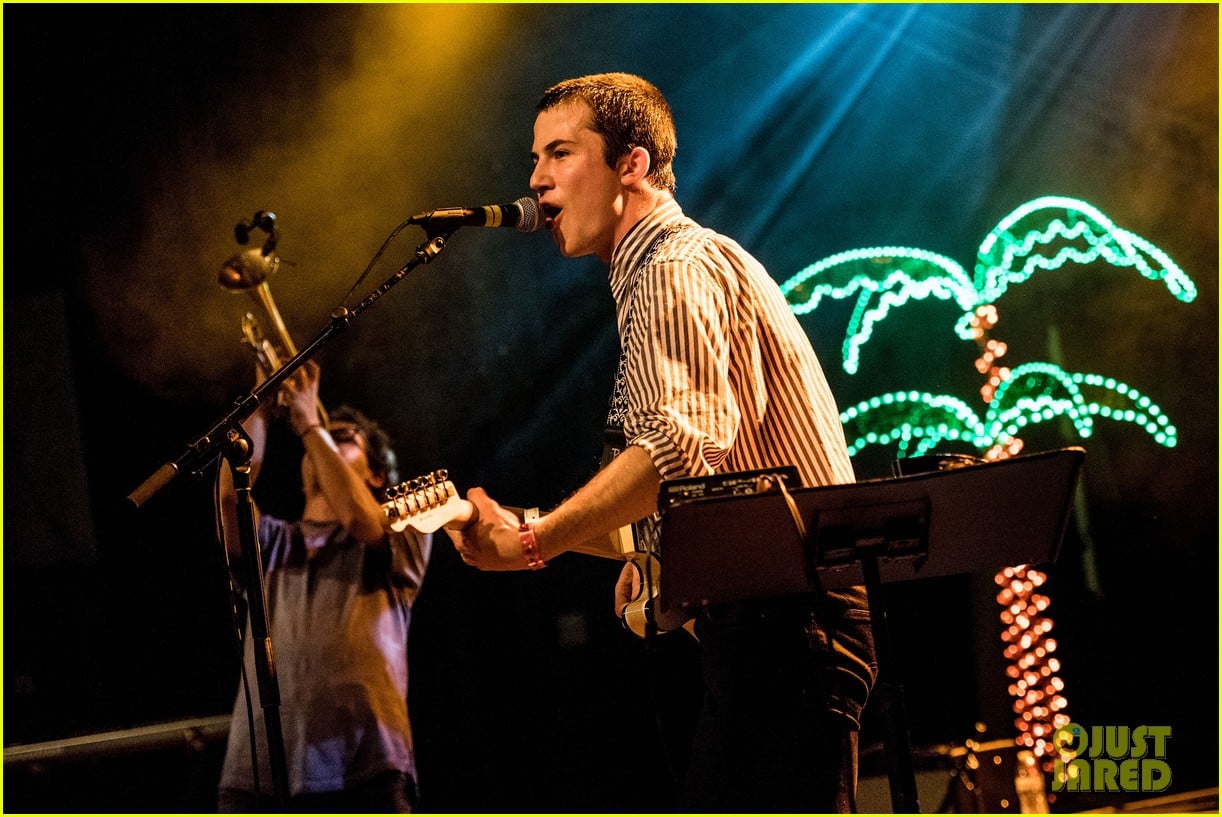 13 reasons whys dylan minnette performs with badn wallows in la 01