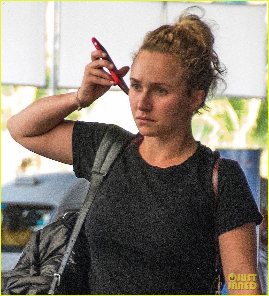 hayden panettiere puts injured arm on display while leaving barbados 01