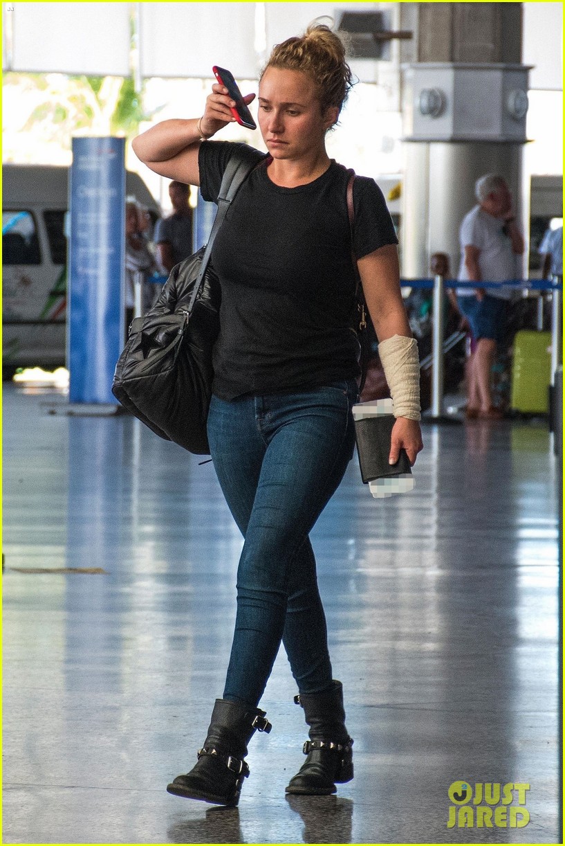 hayden panettiere puts injured arm on display while leaving barbados 04