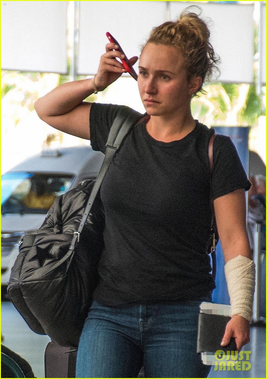 hayden panettiere puts injured arm on display while leaving barbados 05