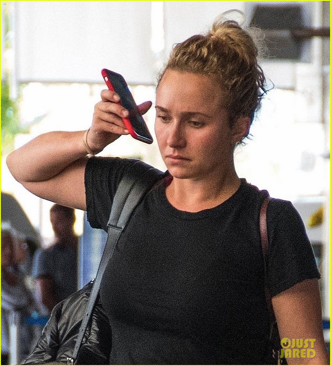 hayden panettiere puts injured arm on display while leaving barbados 07