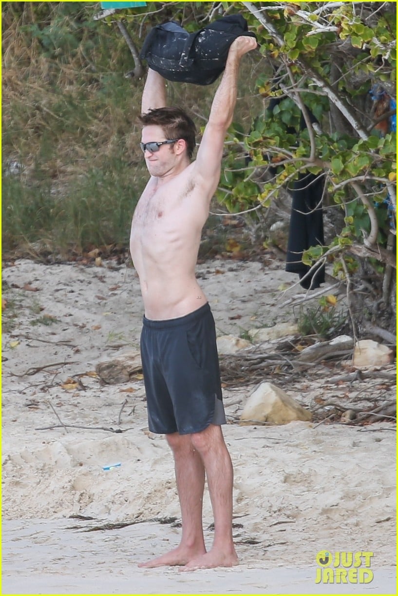 robert pattinson bares ripped body while shirtless in antigua 11