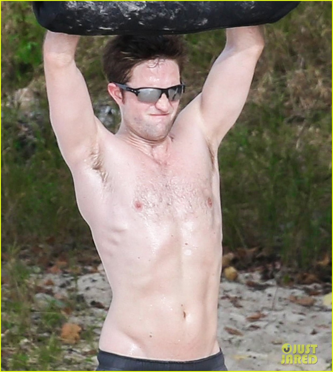 robert pattinson bares ripped body while shirtless in antigua 20