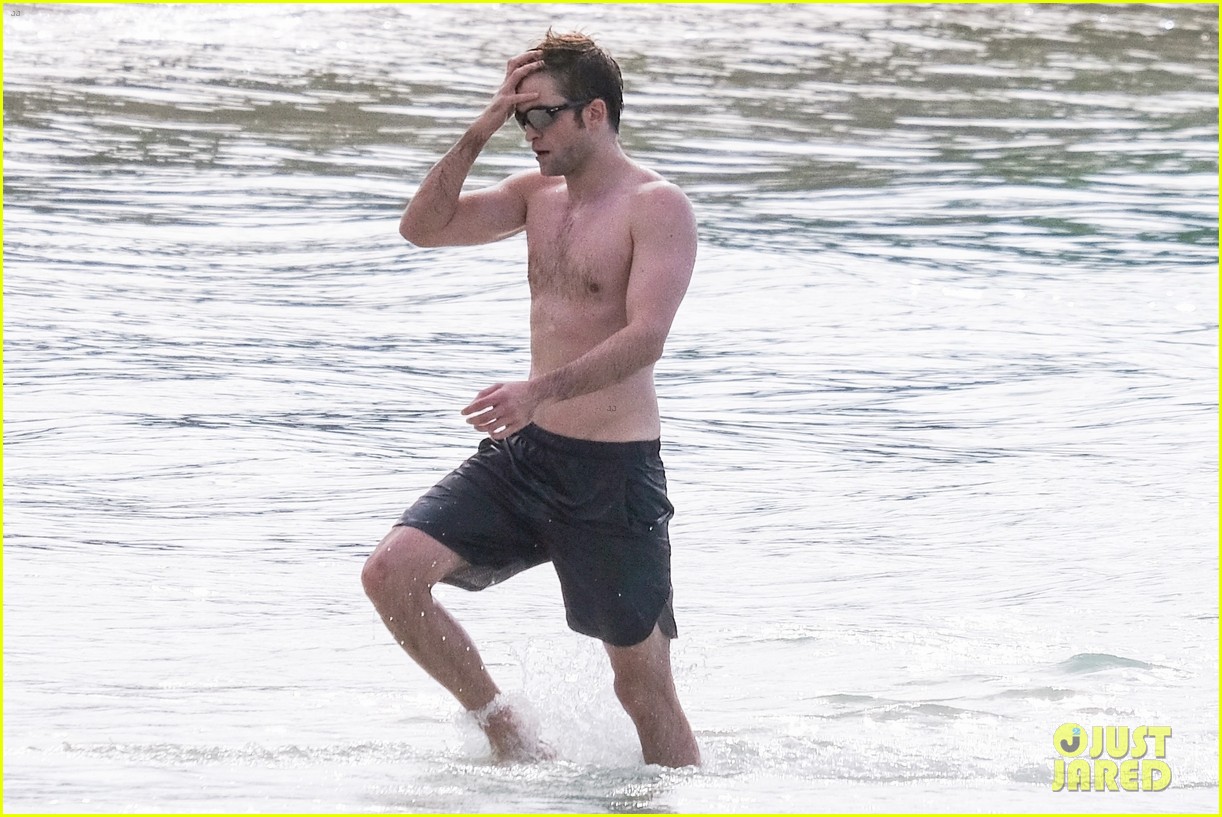 robert pattinson bares ripped body while shirtless in antigua 25