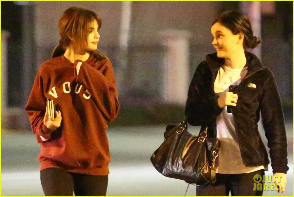 selena gomez grabs dinner with a friend 03