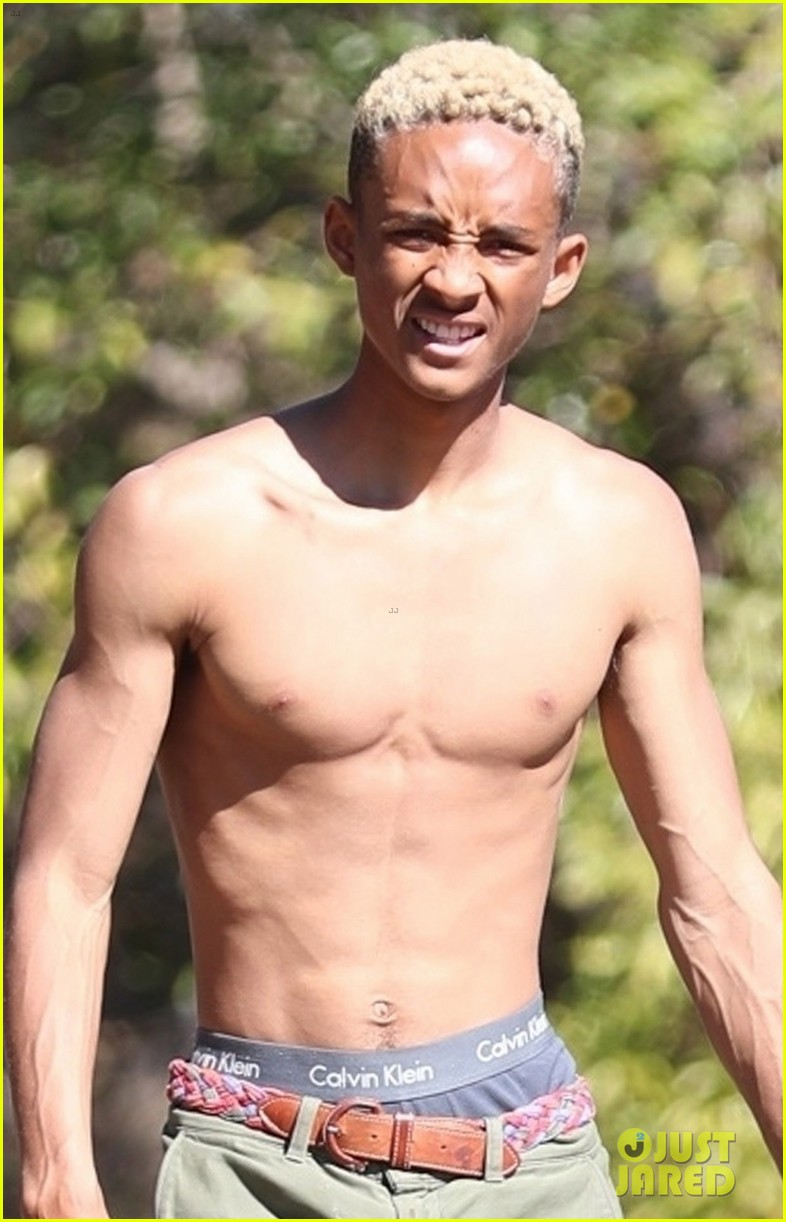 shirtless jaden smith shows off his abs while planting trees with sister willow 01