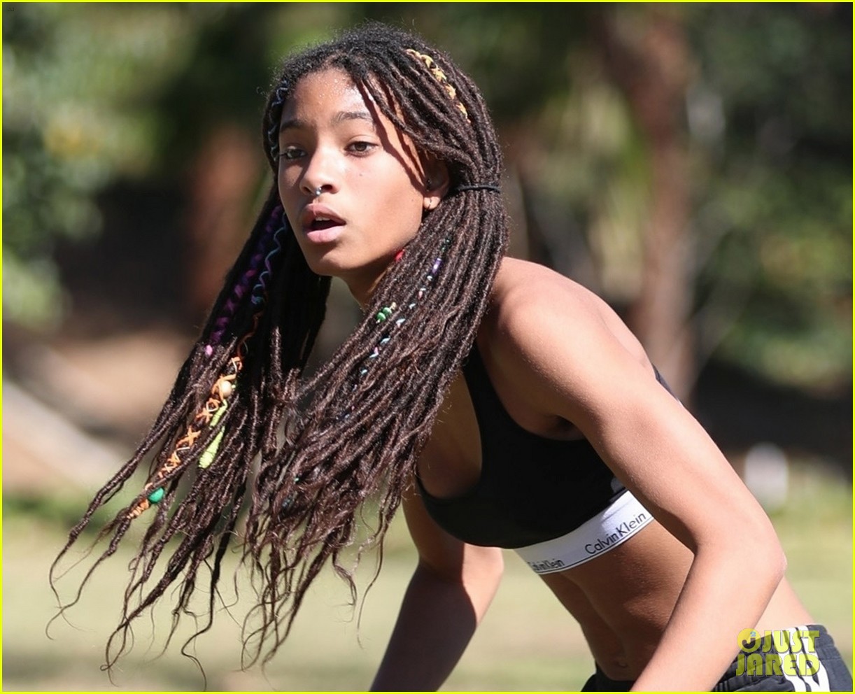 shirtless jaden smith shows off his abs while planting trees with sister willow 03