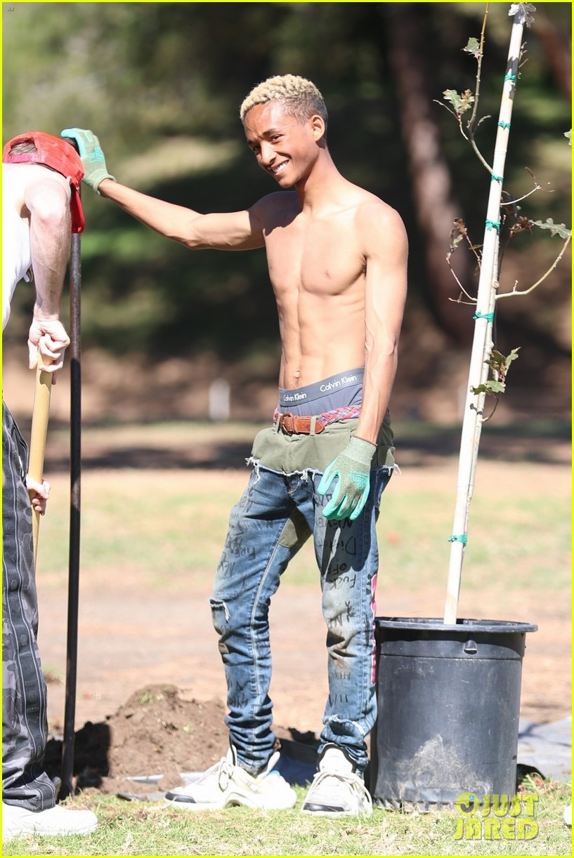 shirtless jaden smith shows off his abs while planting trees with sister willow 04