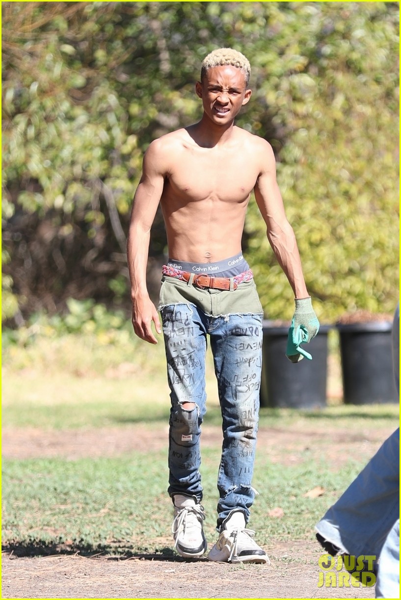 shirtless jaden smith shows off his abs while planting trees with sister willow 06