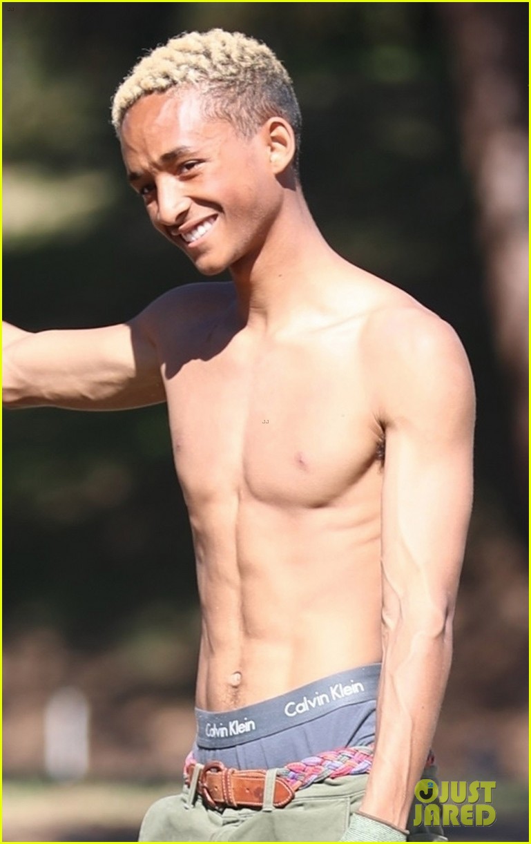 shirtless jaden smith shows off his abs while planting trees with sister willow 09