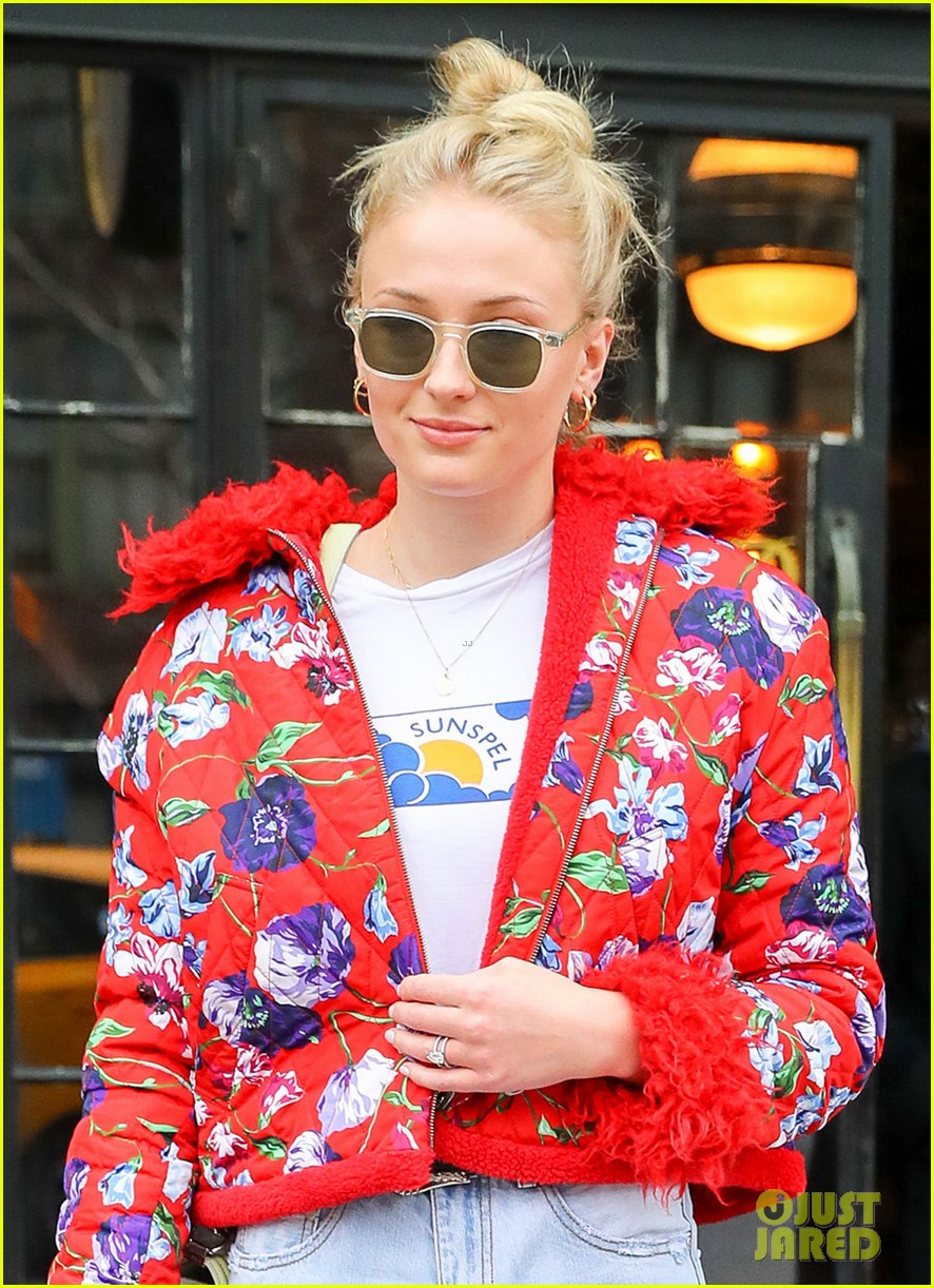 sophie turner flashes engagement ring in new york city 03