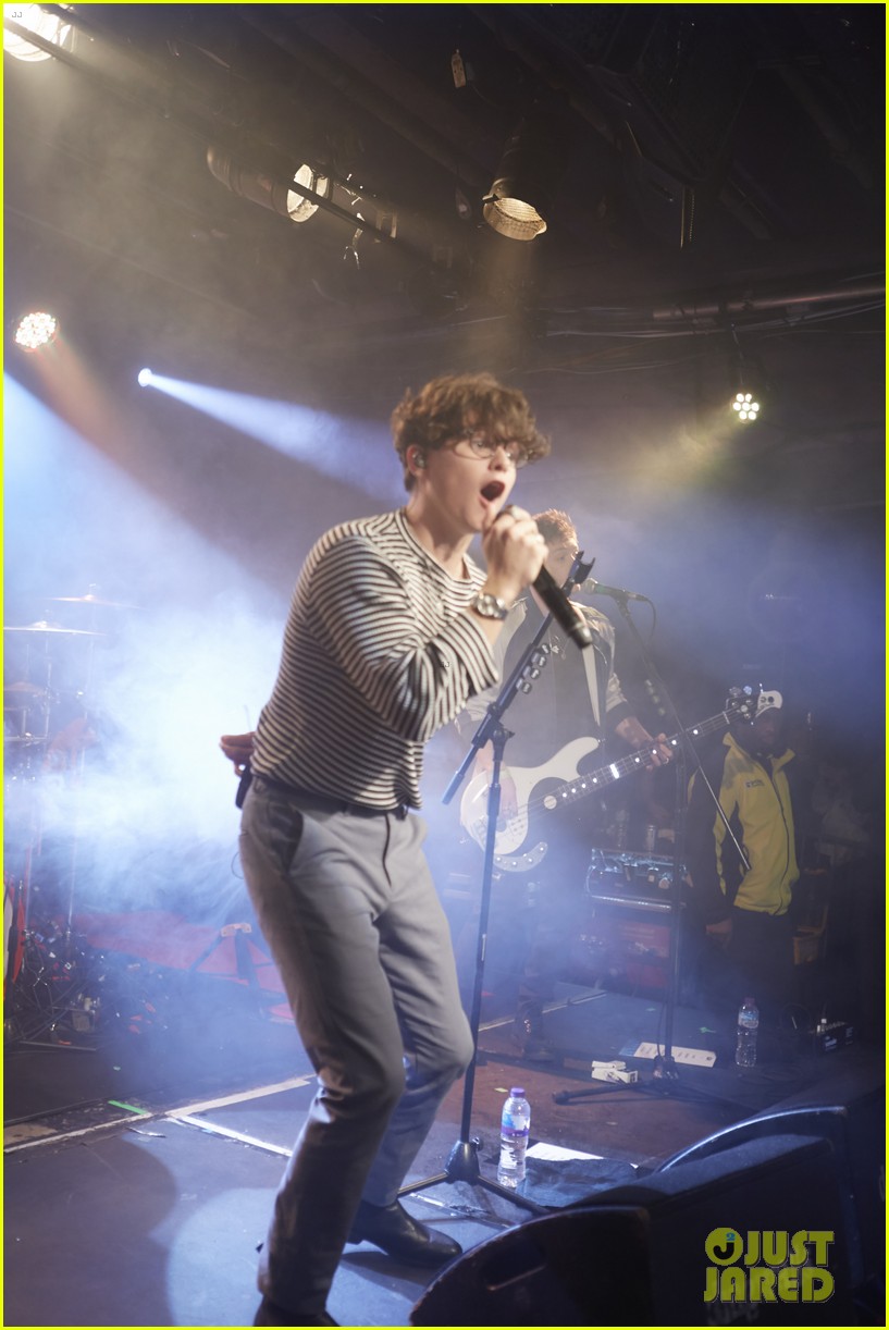 the vamps perform concert for war child charity 01
