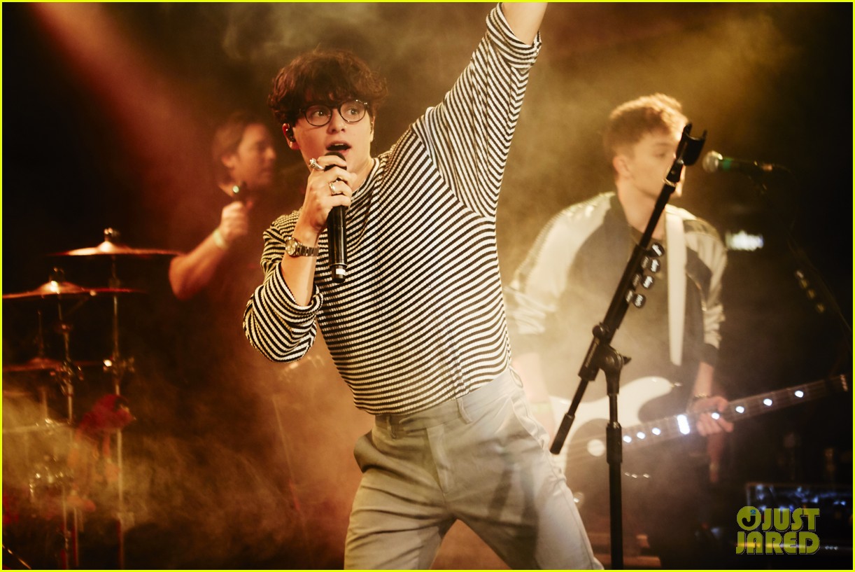 the vamps perform concert for war child charity 03