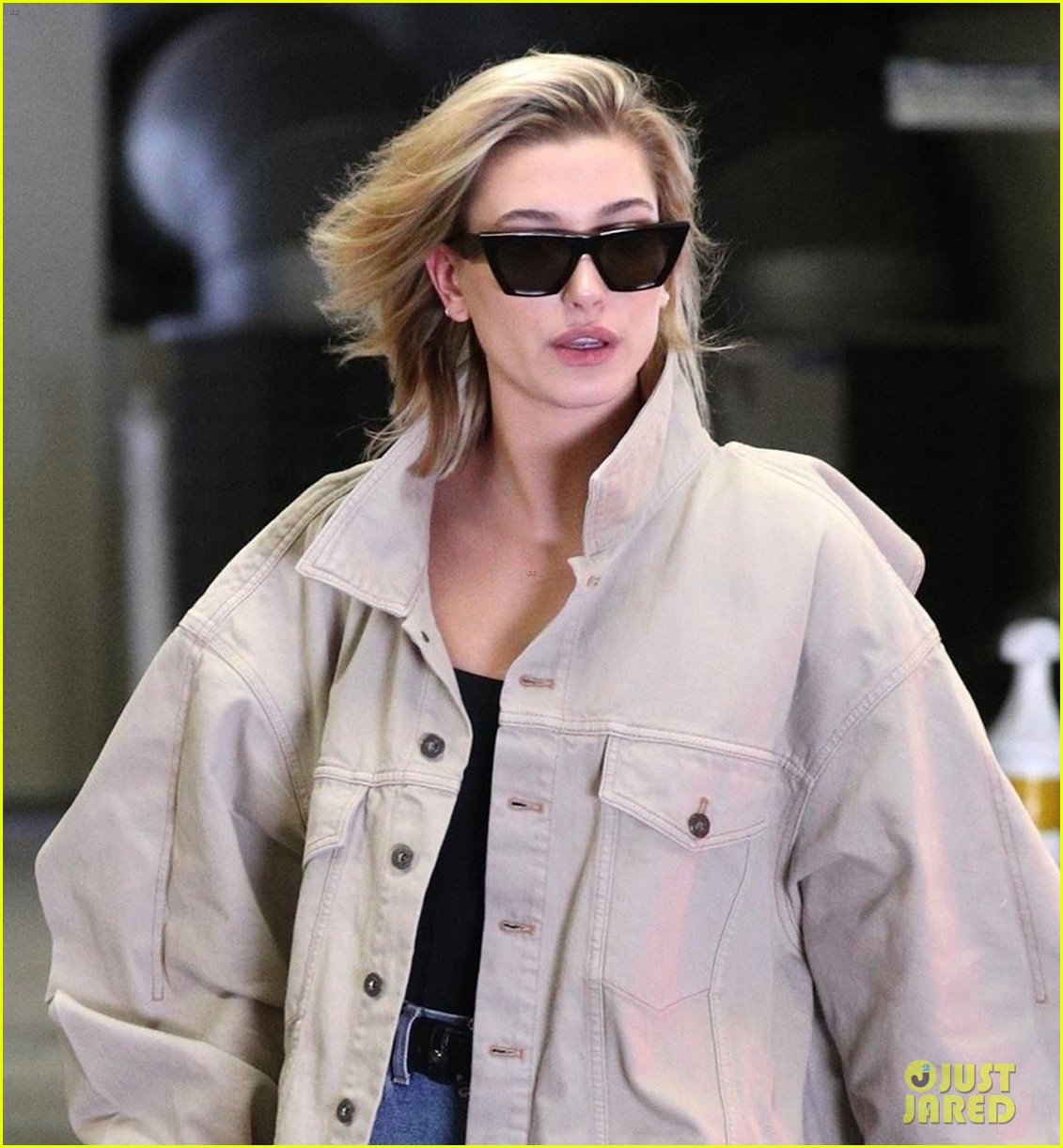 hailey baldwin shows off her casual street style in oversized jacket 02