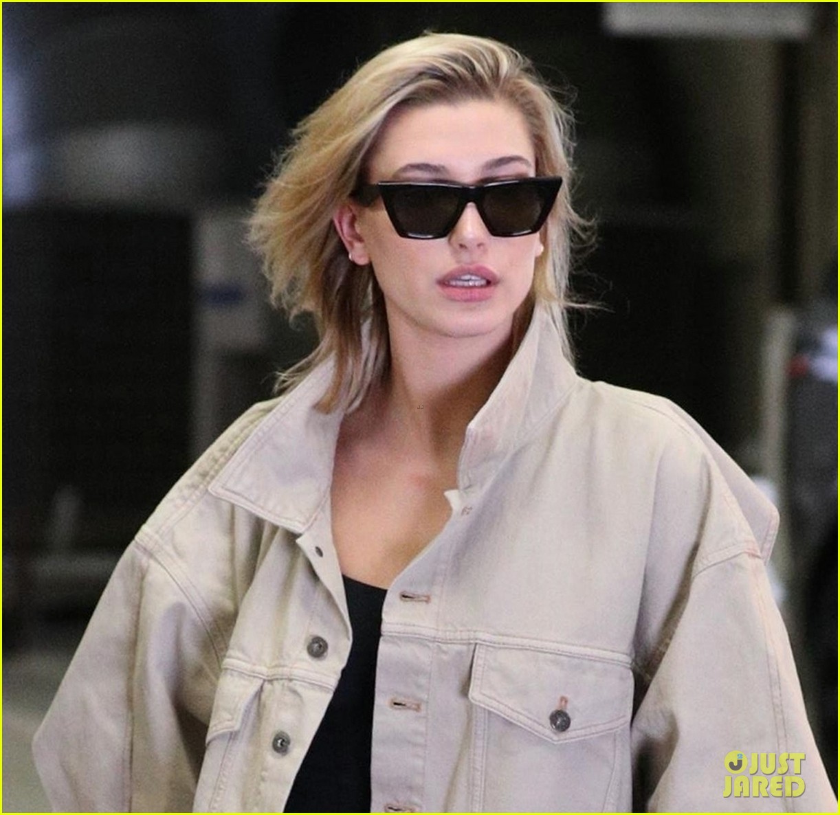 hailey baldwin shows off her casual street style in oversized jacket 04