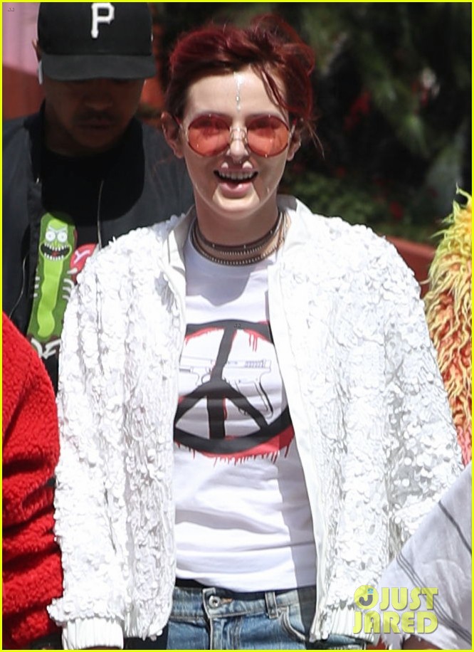 bella thorne mod son march for our lives 01