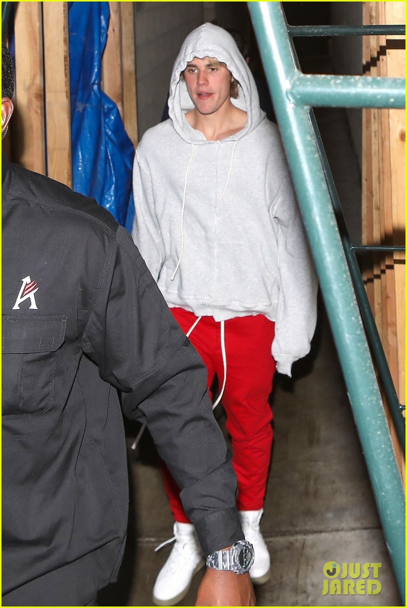 justin bieber keeps it casual for birthday dinner at mastros steakhouse 05