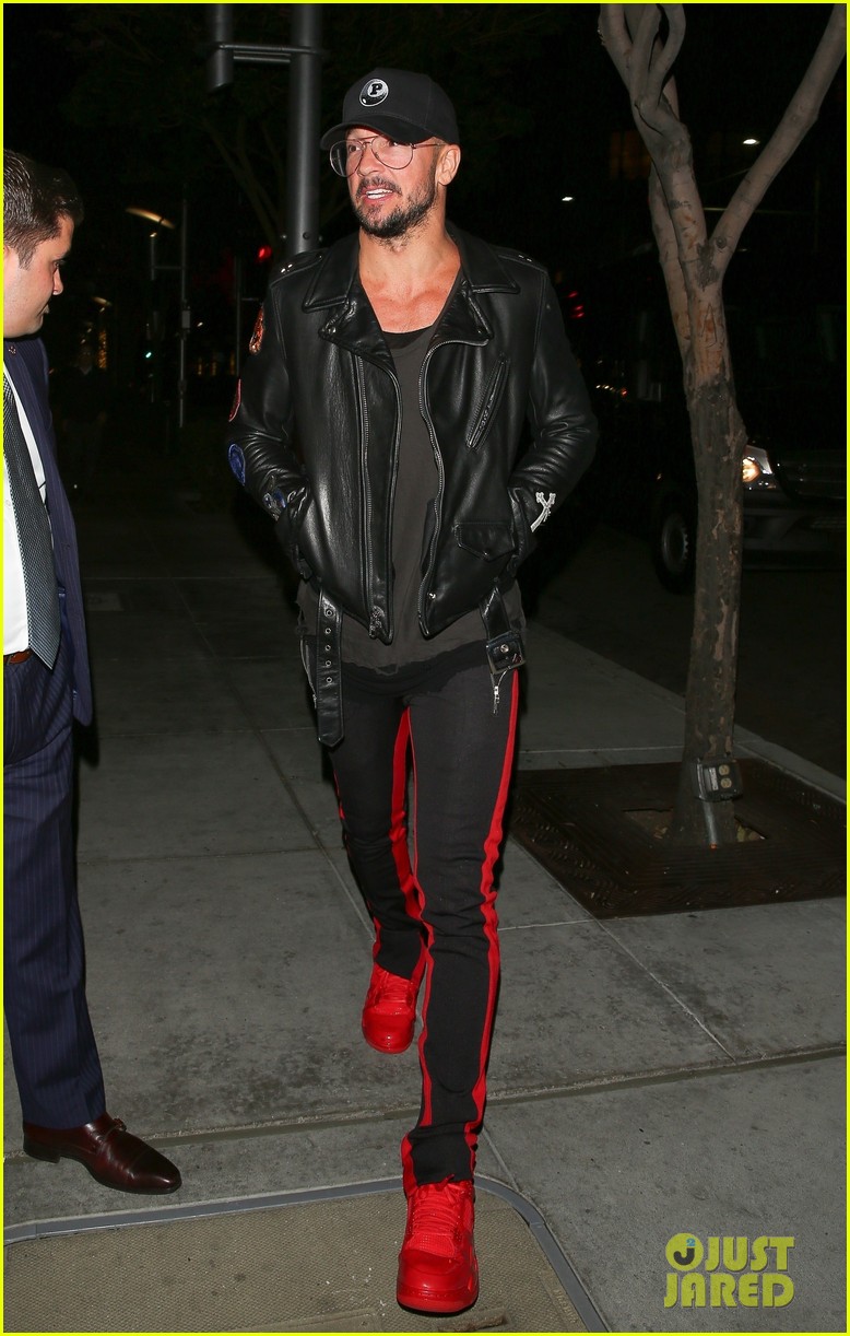 justin bieber keeps it casual for birthday dinner at mastros steakhouse 07