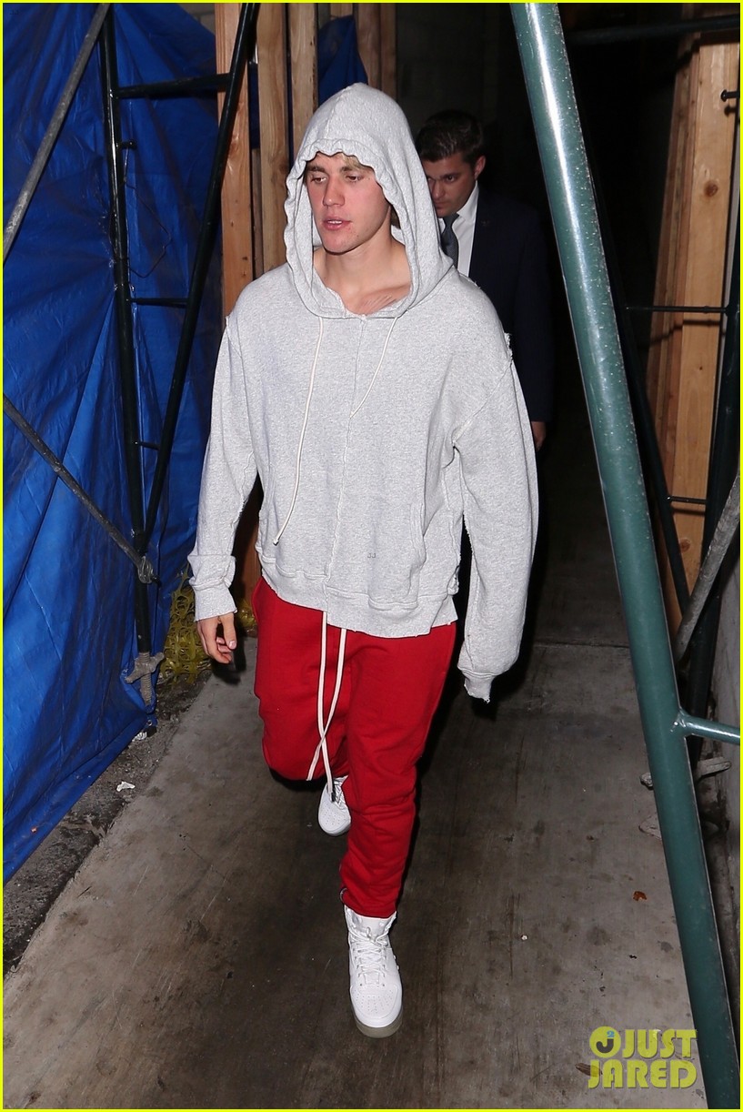 justin bieber keeps it casual for birthday dinner at mastros steakhouse 08