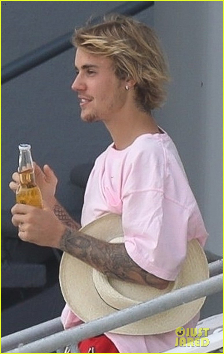 justin bieber kicks off his weekend with a boat ride 01