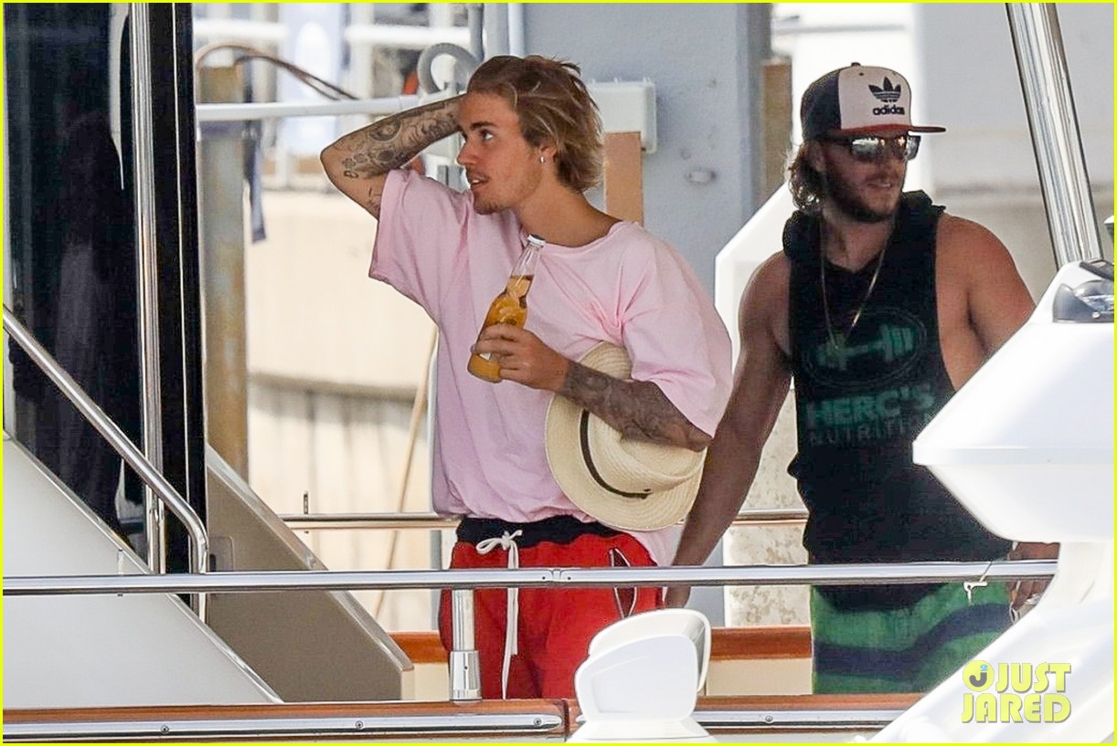 justin bieber kicks off his weekend with a boat ride 03