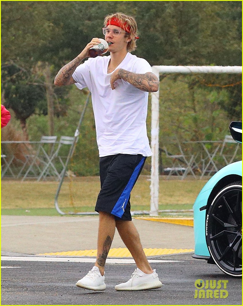 justin bieber starts dancing in the middle of the road 03