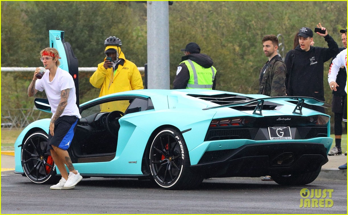 justin bieber starts dancing in the middle of the road 05