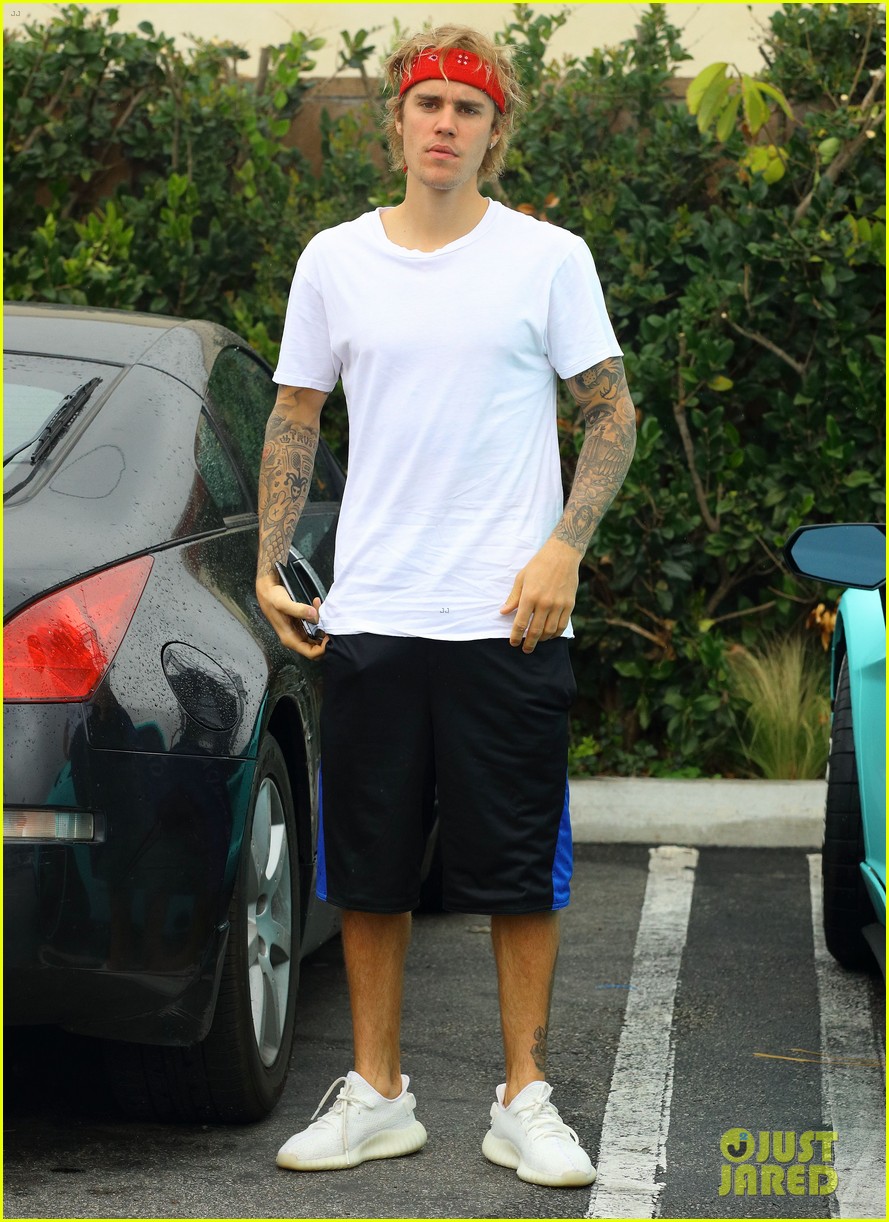 justin bieber starts dancing in the middle of the road 06