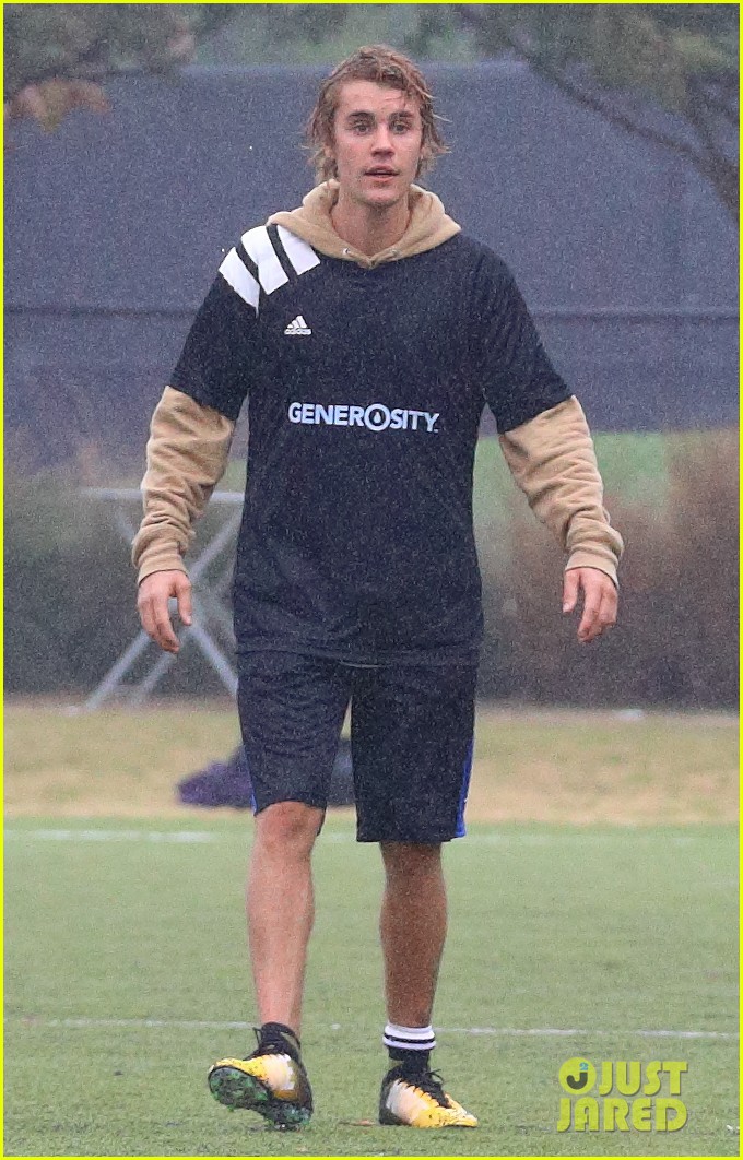 justin bieber shows off ihs soccer skills in the rain 01