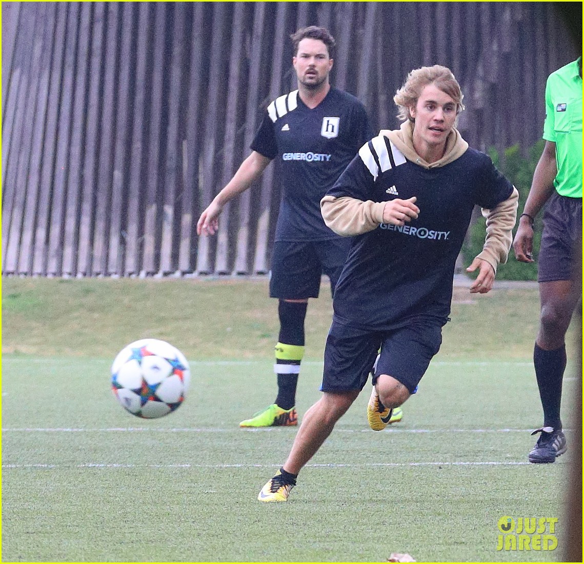 justin bieber shows off ihs soccer skills in the rain 02