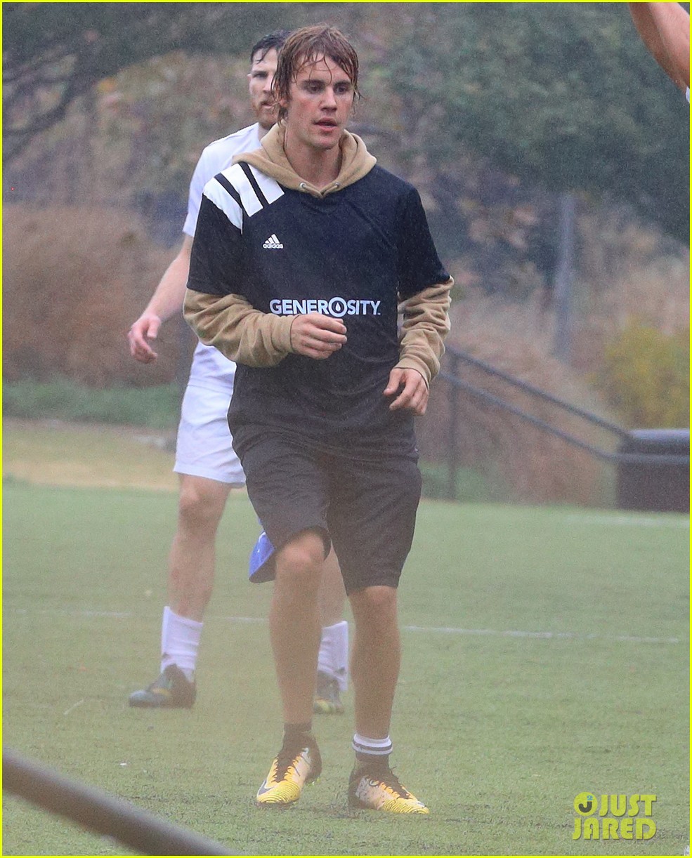 justin bieber shows off ihs soccer skills in the rain 04