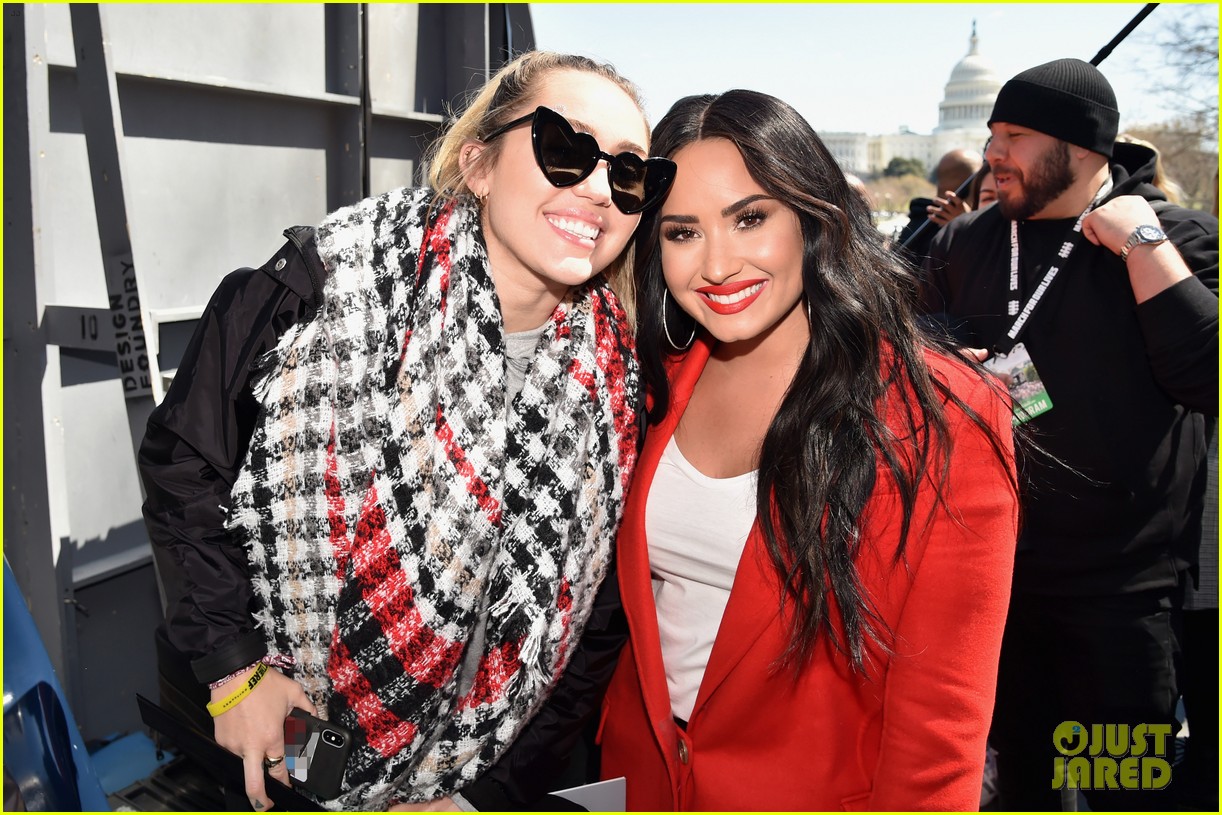 miley cyrus pens sweet note to demi lovato at march for our lives 06