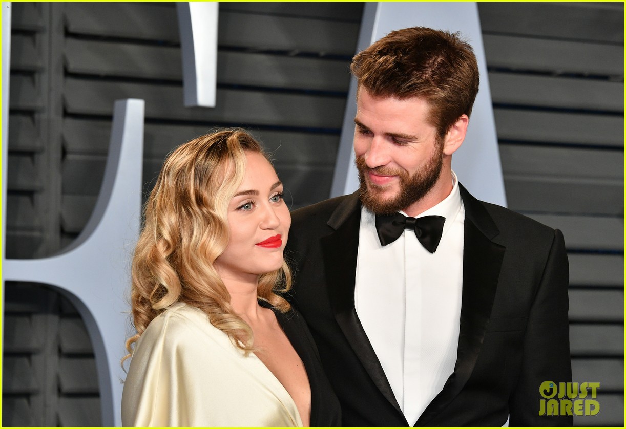 miley cyrus and liam hemsworth share super sweet moment at vanity fairs oscars party 02