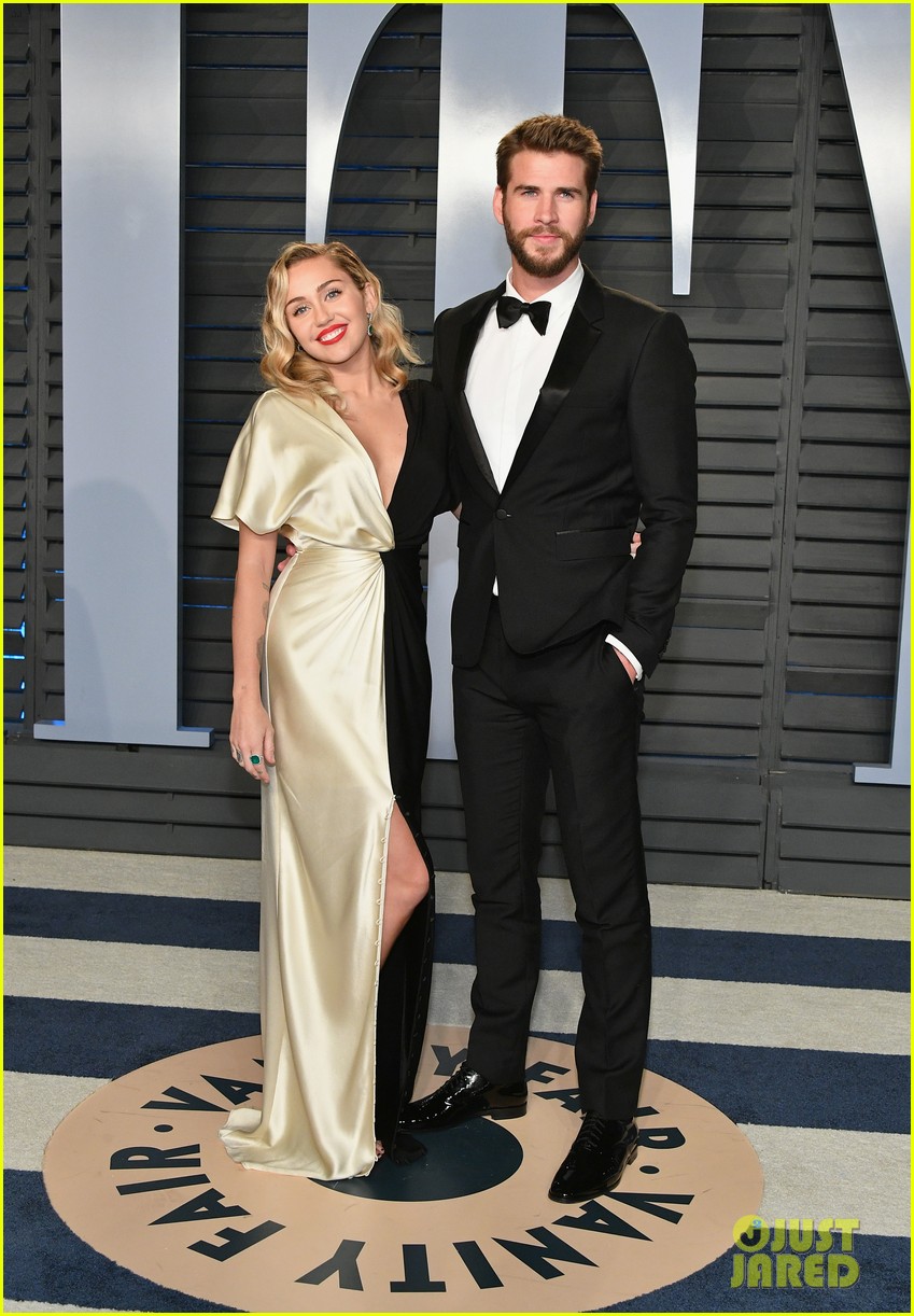 miley cyrus and liam hemsworth share super sweet moment at vanity fairs oscars party 06