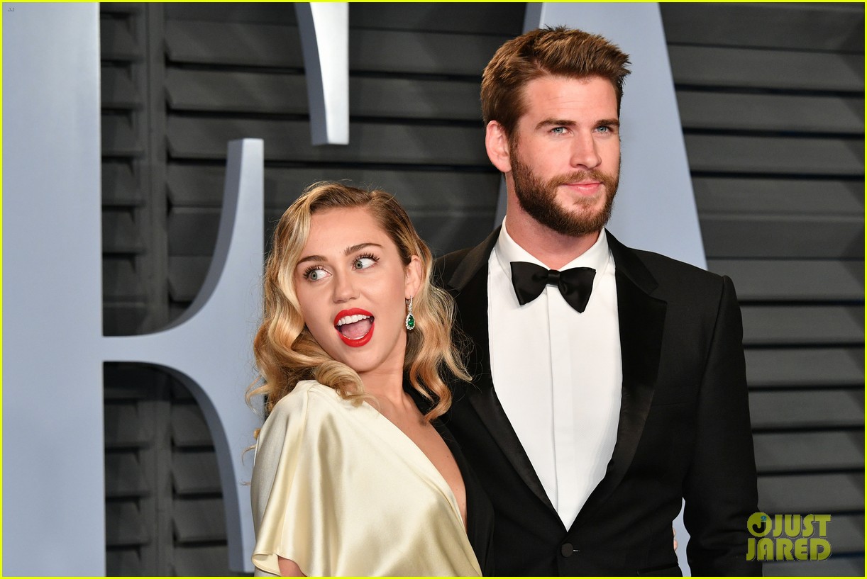 miley cyrus and liam hemsworth share super sweet moment at vanity fairs oscars party 10